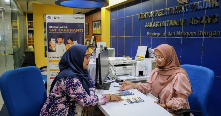 Petugas melayani wajib pajak di salah satu kantor pelayanan pajak pratama di Jakarta. Bisnis/Eusebio Chrysnamurti
