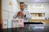 Rupiah Ditutup Turun Nyaris ke Rp16.000, Dolar AS Ikut Tergelincir