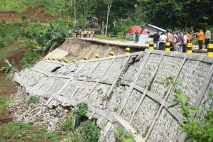 Jalan Amblas Di Jalur Selingkar Wilis Tulungagung