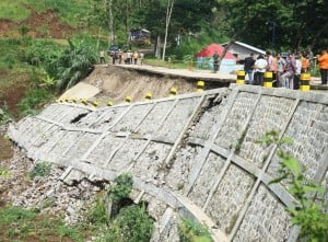 Jalan Amblas Di Jalur Selingkar Wilis Tulungagung