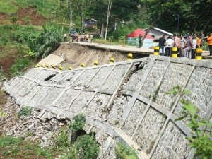 Konstruksi plengseng/talud sepanjang 50 meter dengan ketinggian sekitar 11 meter tersebut ambruk akibat hujan deras