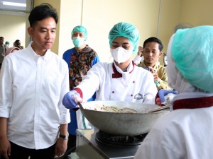 Wapres berharap SMK jurusan tata boga mampu berkontribusi dalam penyedian menu makan dalam Program Makan Bergizi Gratis yang akan dimulai 2 Februari 2025.