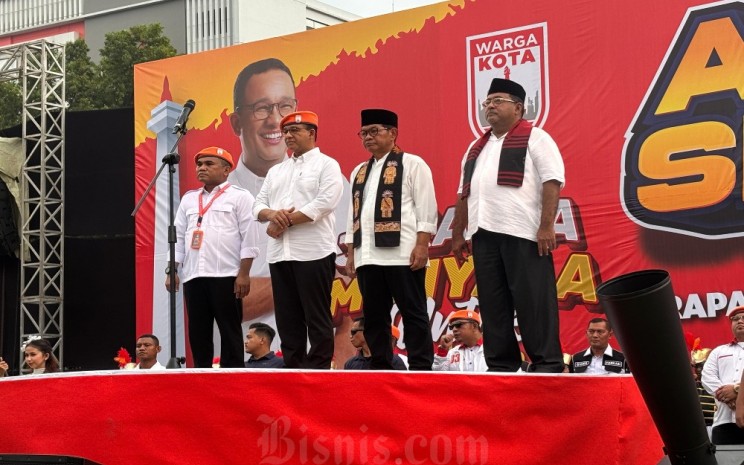 Pasangan calon gubernur dan wakil gubernur nomor urut tiga di Pilkada Jakarta, Pramono Anung - Rano Karno bersama dengan Mantan Gubernur DKI Jakarta Anies Baswedan dalam acara Apel Siaga dan Rapat Akbar Warga Kawal TPS di Lapangan Blok S, Jakarta Selatan, Kamis (21/11/2024) - Bisnis/Jessica Gabriela Soehandoko