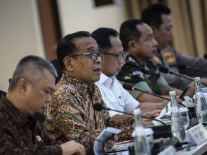 Menko PMK Pratikno mendorong kementerian teknis, TNI dan Polri untuk memastikan arus mudik dan arus balik libur Natal 2024 dan Tahun Baru 2025 berjalan lancar