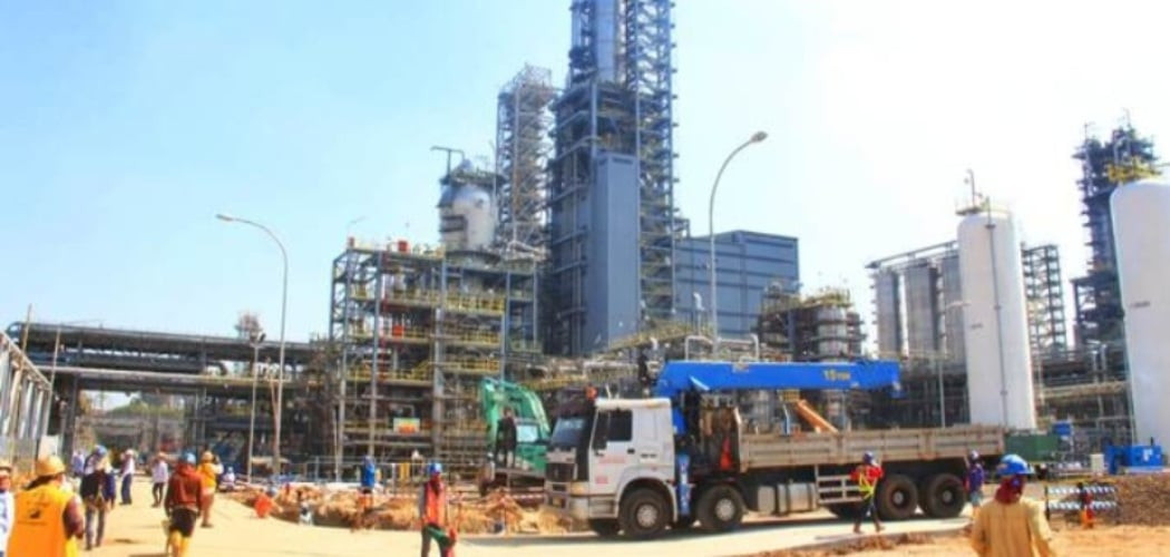 Pekerja beraktivitas di proyek pembangunan pabrik Polyethylene (PE) baru berkapasitas 400.000 ton per tahun di kompleks petrokimia terpadu PT Chandra Asri Petrochemical Tbk (CAP), Cilegon, Banten, Selasa, (1862019