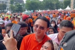 Ahok Tiba di Kampanye Akbar Pramono-Rano, Warga Serbu Minta Selfie Bareng