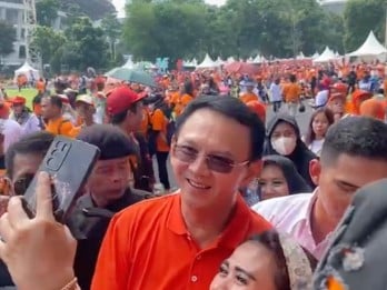 Ahok Tiba di Kampanye Akbar Pramono-Rano, Warga Serbu Minta Selfie Bareng