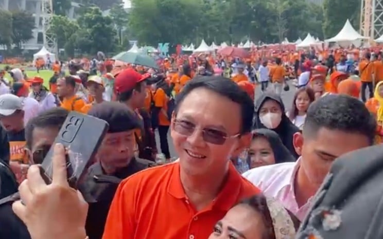 Mantan Gubernur DKI Jakarta Basuki Tjahaja Purnama alias Ahok diserbu warga saat tiba di kampanye akbar Pramono-Rano Karno di GBK Senayan, Sabtu (23/11/2024). JIBI - Akbar Evandio