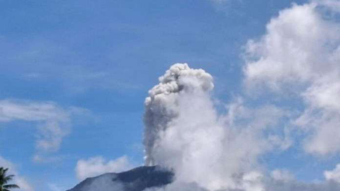 Warga Halmahera Barat Diminta Menjauhi Erupsi Gunung Ibu