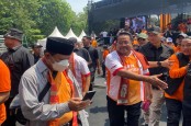 Rano Karno Minta Warga Bantu Bersihkan Atribut Kampanye saat Masa Tenang