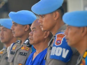 Polda Sumbar menetapkan Kabag Ops Polres Solok Selatan AKP Dadang Iskandar sebagai tersangka penembakan terhadap Kasatreskrim Polres Solok Selatan AKP Ryanto Ulil Anshari hingga tewas. ANTARA FOTO/Iggoy el Fitra