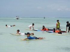 Surfing Jadi Materi Pembelajaran Sekolah di Sumbawa Barat