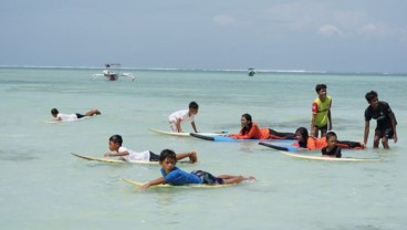 Surfing Jadi Materi Pembelajaran Sekolah di Sumbawa Barat