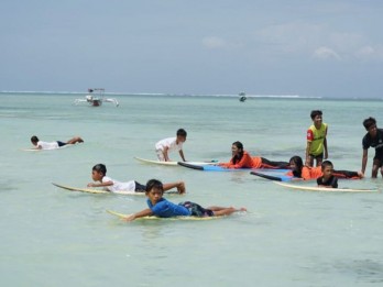 Surfing Jadi Materi Pembelajaran Sekolah di Sumbawa Barat