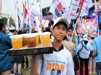 Pedagang Ketiban Cuan Kampanye RIDO di Lapangan Banteng