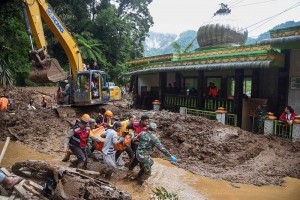 Tim SAR Gabungan Evakuasi Korban Tanah Longsor di Karo Sumatra Utara