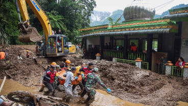Tim SAR Gabungan Evakuasi Korban Tanah Longsor di Karo Sumatra Utara