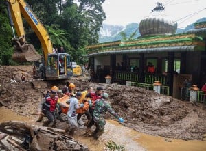 Tim SAR Gabungan Evakuasi Korban Tanah Longsor di Karo Sumatra Utara