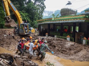 Tim SAR Gabungan Evakuasi Korban Tanah Longsor di Karo Sumatra Utara