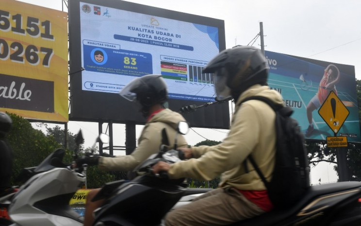 Pengendara motor melintas dibawah video elektronik (videotron) indeks kualitas udara di jalan Pajajaran, Kota Bogor, Jawa Barat, Senin (28/8/2023). Pemerintah Kota Bogor menyiarkan secara terkini indeks kualitas udara di Kota Bogor melalui videotron di berbagai titik pusat kota sehingga masyarakat dapat meningkatkan kewaspadaan terhadap polusi udara setiap harinya. ANTARA FOTO/Arif Firmansyah - hp.