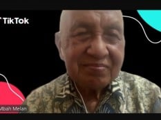 Kisah Inspiratif Hari Guru, Tantangan Mbah Melan Ajarkan Matematika di Live TikTok