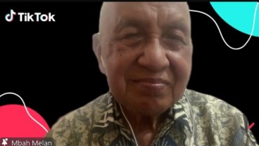 Kisah Inspiratif Hari Guru, Tantangan Mbah Melan Ajarkan Matematika di Live TikTok