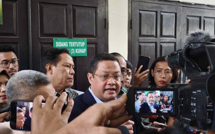 Kuasa Hukum Tom Lembong, Ari Yusuf Amir dan Dodi Abdulkadir di usai menjalani sidang praperadilan di PN Jakarta Selatan, Senin (18/11/2024) - Bisnis/Anshary Madya Sukma