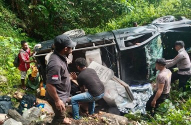 Mobil Pengangkut Logistik Pilkada 2024 Terbalik di Buru, Empat Polisi Terluka