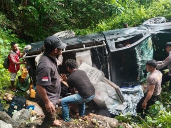 Mobil Pengangkut Logistik Pilkada 2024 Terbalik di Buru, Empat Polisi Terluka