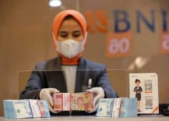 Rupiah Dibuka Melemah Dekati Rp16.000 per Dolar AS