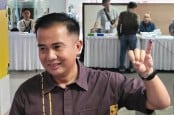 Pilkada Serentak 2024: Bey Salurkan Hak Pilih di Tanggerang Selatan, Banten