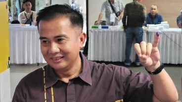 Pilkada Serentak 2024: Bey Salurkan Hak Pilih di Tangerang Selatan, Banten