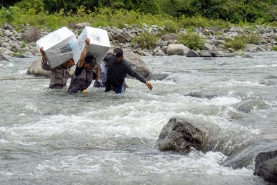 Pengiriman Logistik Pilkada di Daerah Terpencil