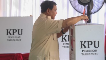 Pakai Kemeja Safari Coklat, Prabowo Nyoblos Pilkada Serentak di TPS Hambalang