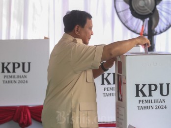 Pakai Kemeja Safari Coklat, Prabowo Nyoblos Pilkada Serentak di TPS Hambalang