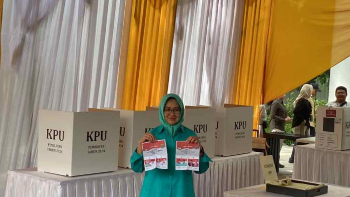 Potret Airin Kenakan Baju Hijau ke TPS Saat Mencoblos di Pilkada Serentak 2024
