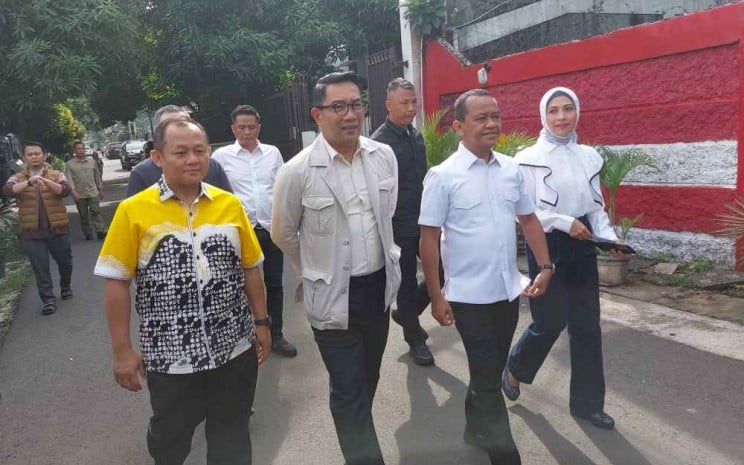 Calon gubernur Jakarta nomor urut 01 Ridwan Kamil mendampingi Ketua Umum Golkar Bahlil Lahadalia untuk menggunakan hak pilihnya di Pemilihan kepala daerah (Pilkada) DKI Jakarta 2024