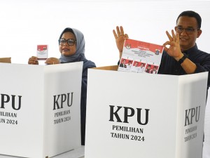 Mantan Gubernur DKI Jakarta Anies Rasyid Baswedan menggunakan hak suaranya dalam Pilkada 2024 di TPS 29, Lebak Bulus, Jakarta