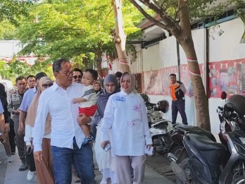 Cagub Danny Pomanto Datang ke TPS Sambil Gendong Cucu, Optimis Menangkan Pilkada Sulsel