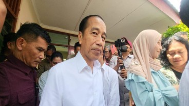 Ditemani Jan Ethes, Jokowi dan Iriana Mencoblos di TPS 12 Sumber Solo