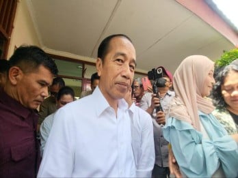 Ditemani Jan Ethes, Jokowi dan Iriana Mencoblos di TPS 12 Sumber Solo