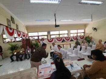 Momen Jokowi dan Iriana Ngevlog di TPS Saat Mencoblos di Pilkada 2024