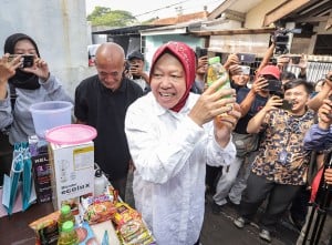 Usai Gunakan Hak Suara Risma Dapat Doorprize Minyak Goreng