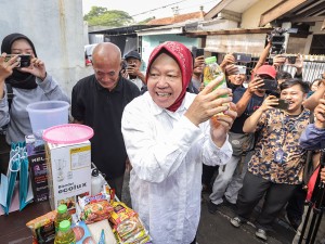 Calon Gubernur Jawa Timur nomor urut tiga Tri Rismaharini melakukan pencoblosan di TPS 16 Kelurahan Jajar Tunggal, Surabaya, Jawa Timur