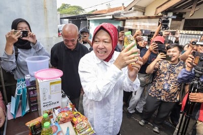 Usai Gunakan Hak Suara Risma Dapat Doorprize Minyak Goreng