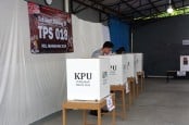 Gaya Santai Gibran dan Selvi saat Nyoblos Pilkada Jateng di TPS Manahan Solo