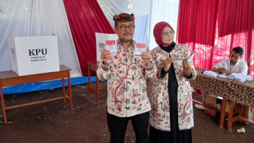 Pilbup Cirebon: Kenakan Batik Serasi, Calon Petahana Salurkan Hak Suara di TPS Dawuan