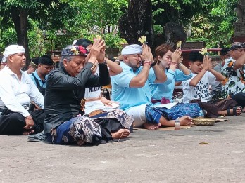 Sebelum Mencoblos, De Gadjah Sembahyang di Pura Dekat TPS