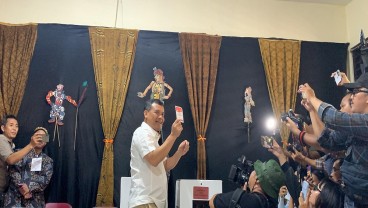 Potret Ahmad Luthfi Umbar Senyum Lebar saat Coblosan di TPS Solo