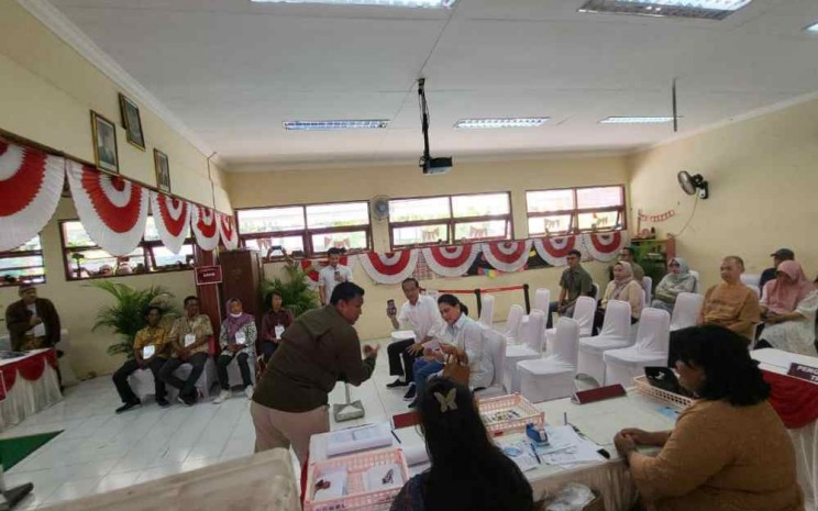 Jokowi tampak mengambil video saat menunggu giliran nyoblos di TPS 12, Sumber, Solo